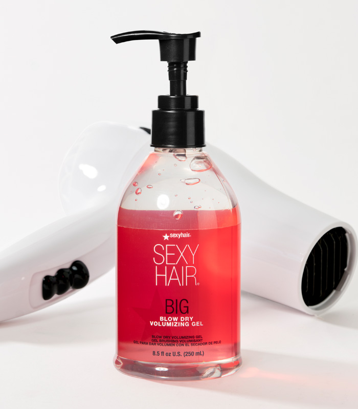 Producto de gel para secado con secador de pelo y un secador de pelo.