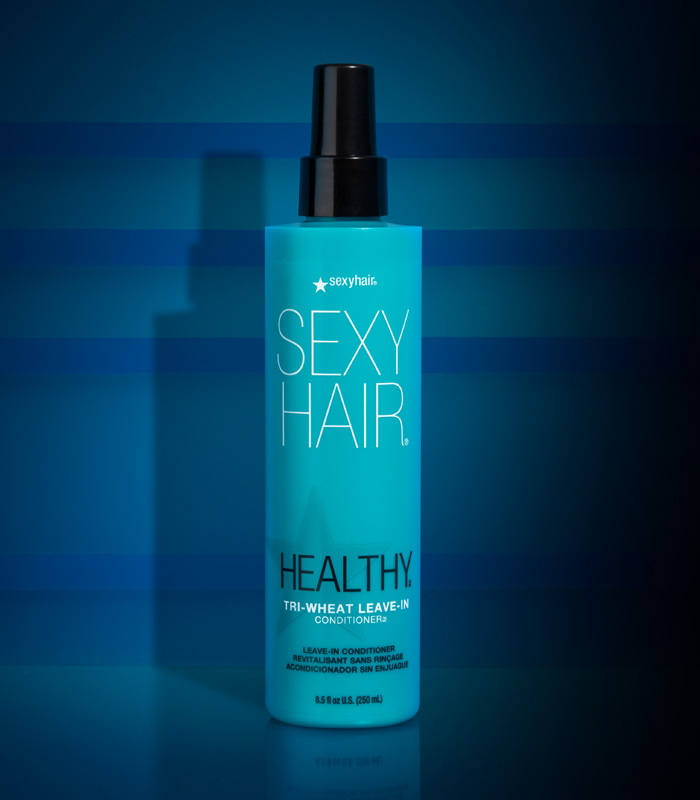 healthy sexyhair Tri-Weizen auf einem aquamarinen blauen Hintergrund