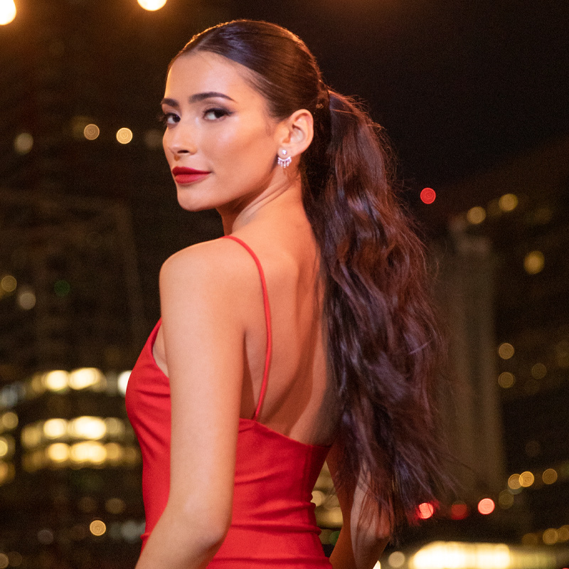 female model with a ponytail hairstyle in the evening