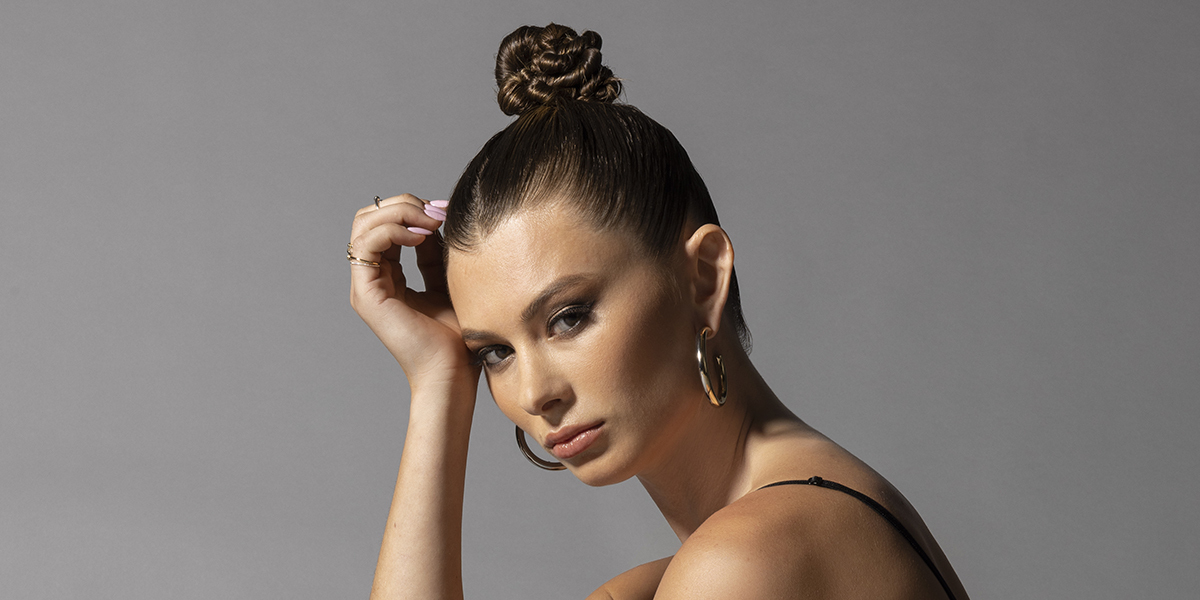 a picture of a model with a high pony hairstyle