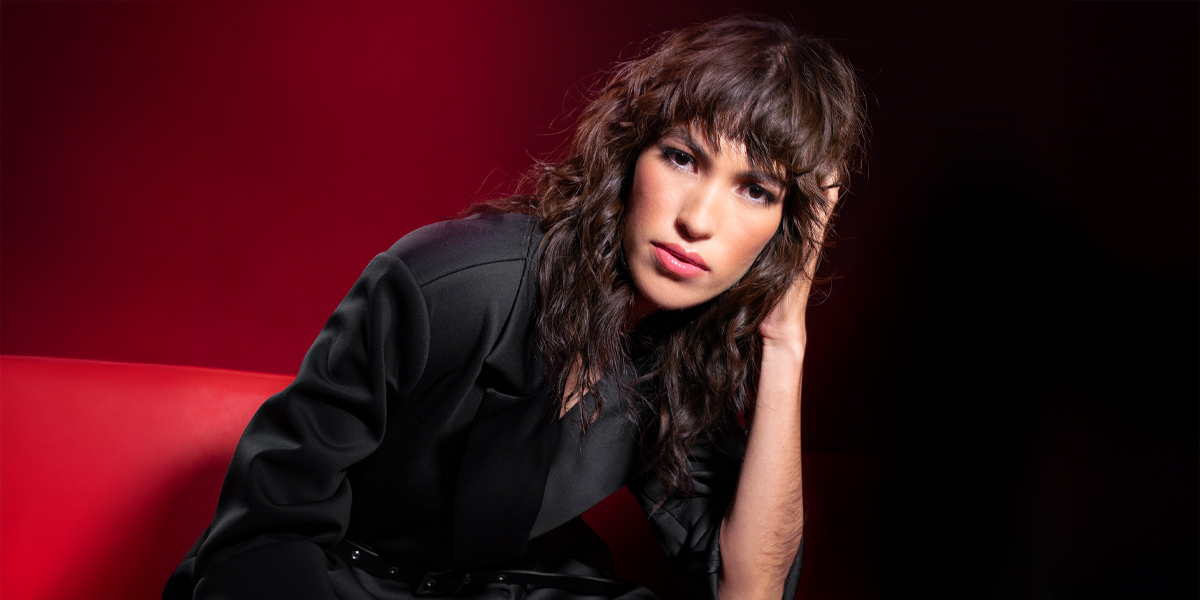 photo of dark hair female model with textured shullet