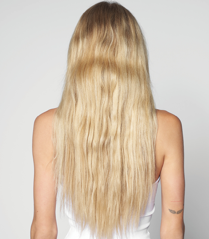 modelo rubia de espaldas antes de mirar